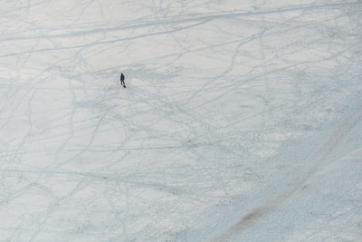 鸟瞰图的人走在雪覆盖了地面
